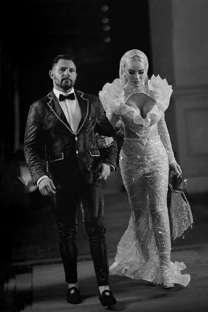 Recognized for her unique style and creative impact, Izabela Macudzinska-Borowiak receives top honors at The Globe Gala.